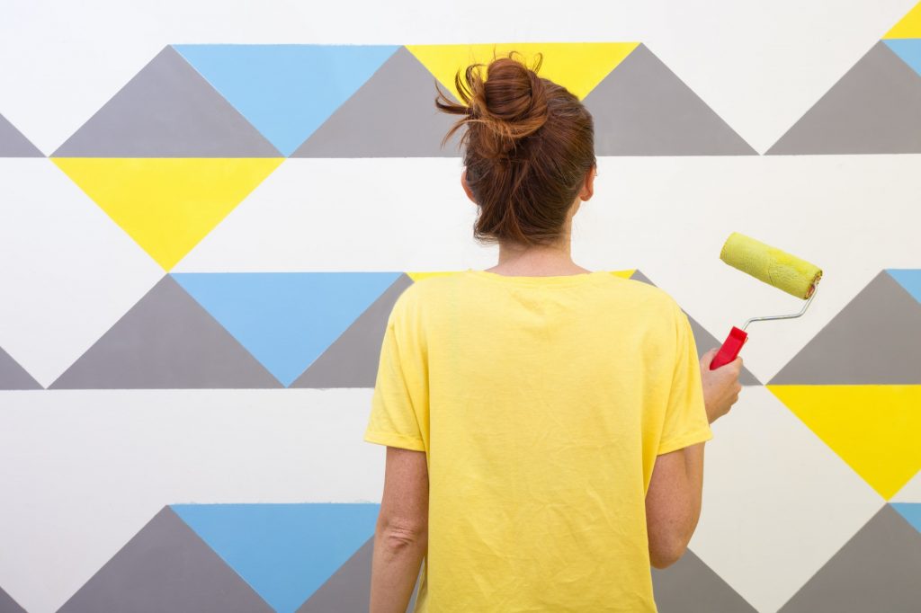 girl paints the wall